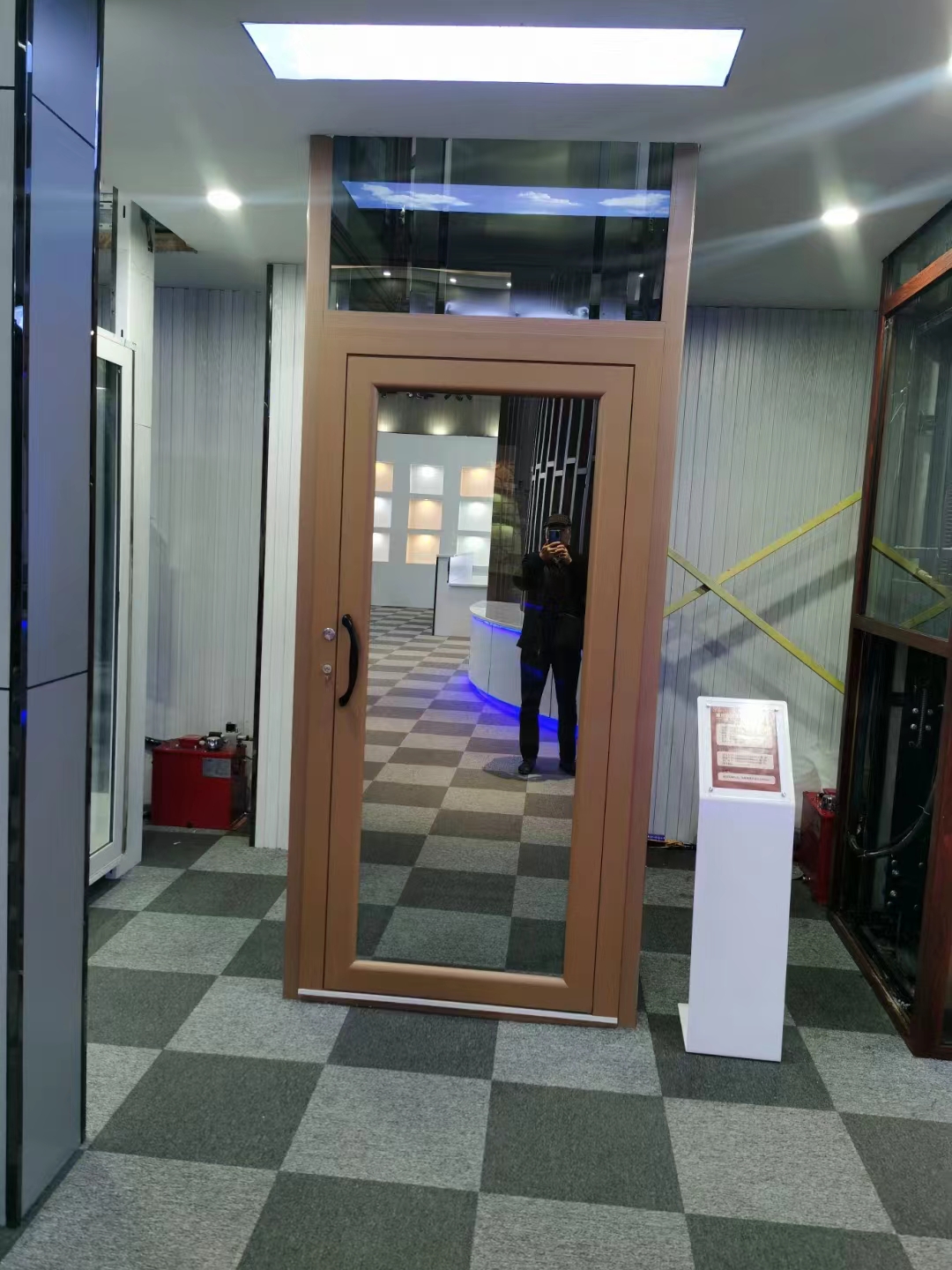 剪叉式升降機是用途廣泛的高空作業(yè)專用設(shè)備